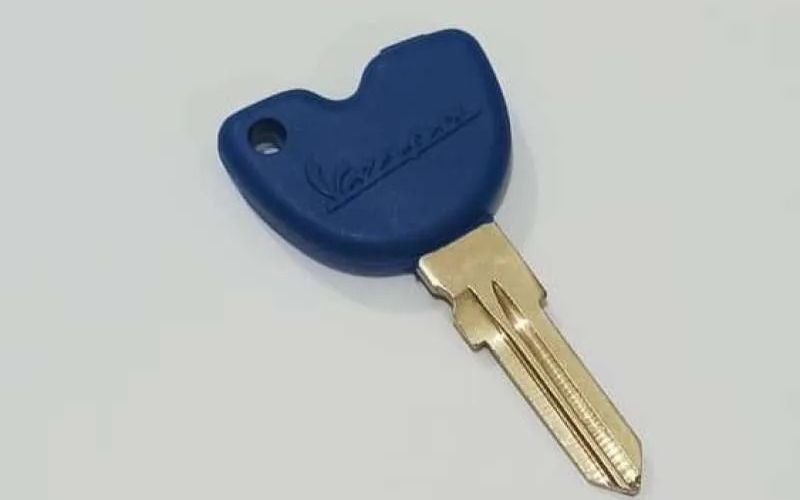 Ini Perbedaan Kunci Vespa Matic Warna Biru dan Coklat, Untuk Apa?