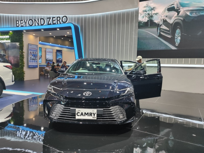 Update Harga Toyota Camry Hybrid EV Terbaru 2025: Sedan Mewah yang Irit BBM!