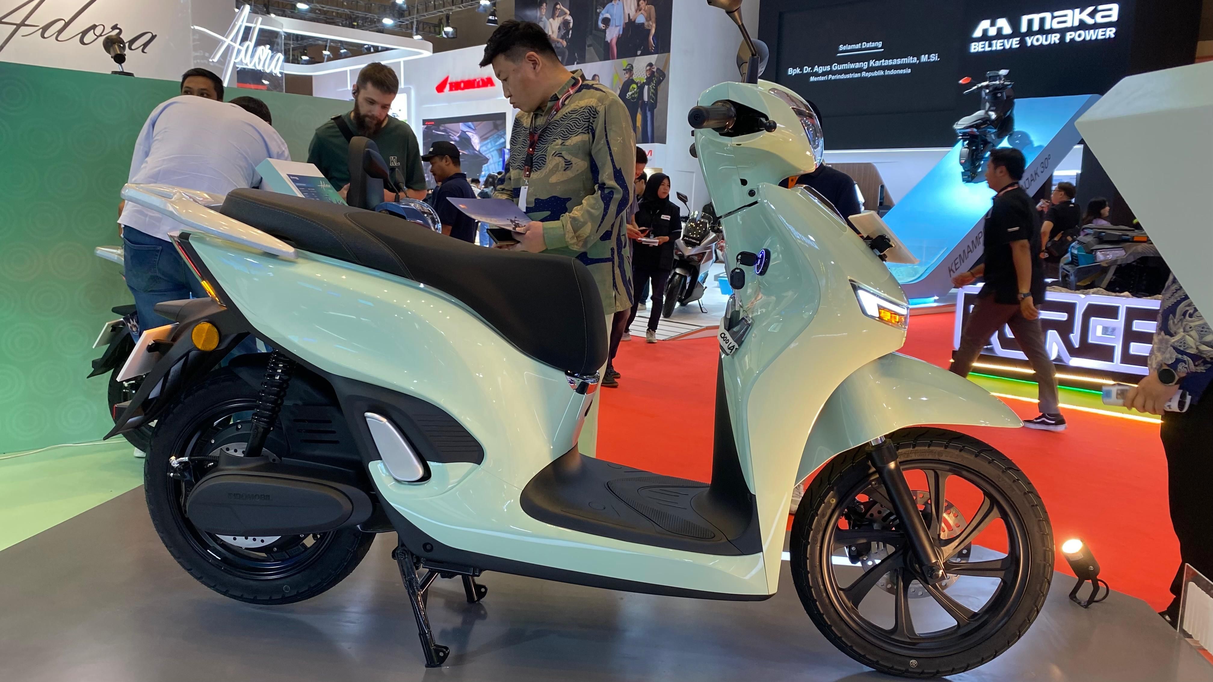 Indomobil Group Kenalkan Motor Listrik Adora di IIMS 2025, Sekali Cas Bisa Jalan 110KM!