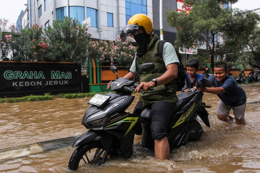 Motor Terendam Banjir? Ini 5 Cara Penting yang Harus Kamu Lakukan, Jangan Disepelekan!