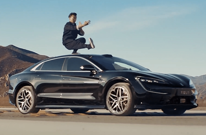 BYD Pamer Kestabilan Suspensi Yangwang U7 Lewat Aksi Kung Fu di Atas Mobil