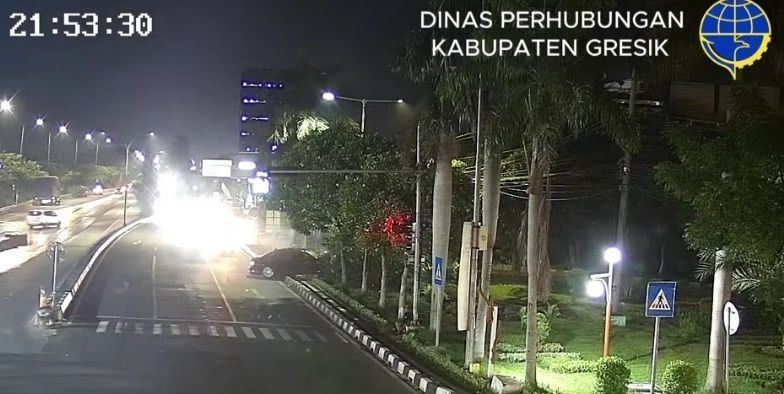Mobil BMW Terjun Bebas di Tol Gresik Gegara Ikuti Google Maps