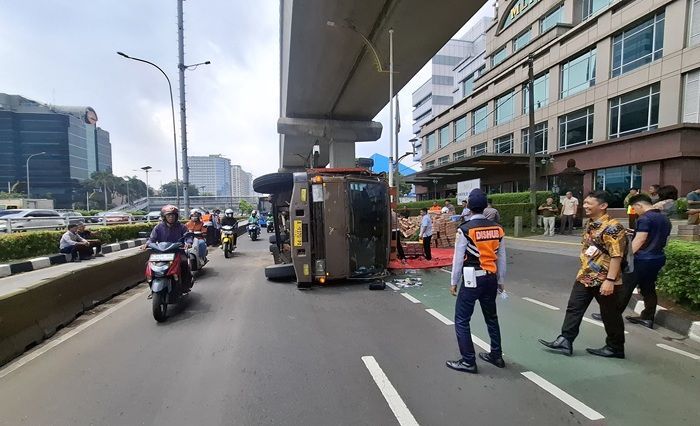Truk Terbalik Usai Hajar Pembatas Jalan, Macet Parah dari Cawang sampai MT Haryono