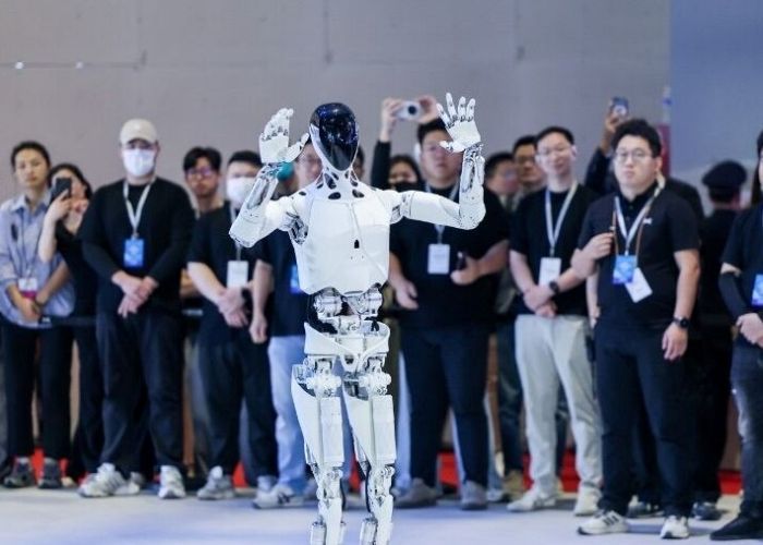 Xpeng Pamer Robot Humanoid yang Dipekerjakan Rakit Mobil di Pabrik