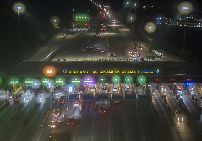 Truk Terguling di Tol Bekasi Arah Jakarta, Macet Mengular Sampai 7 Km