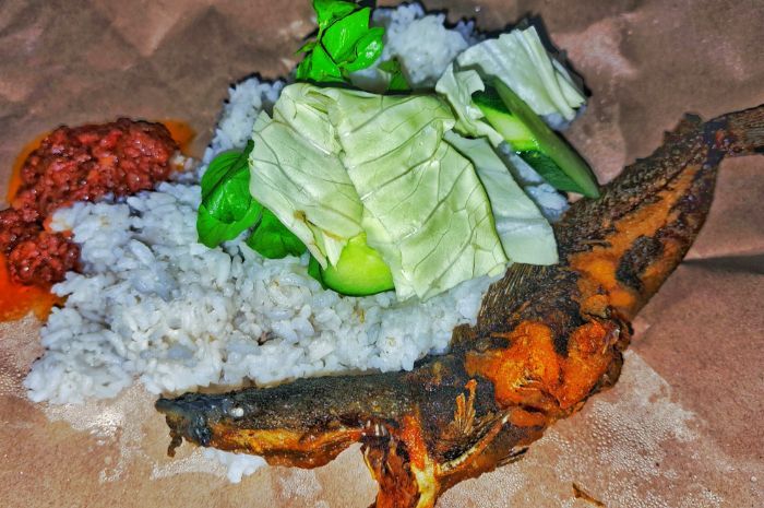 Warung Pecel Lele Kang Udin: Lele Goreng yang Lezat Sampai ke Duri-durinya dengan Jam Buka yang Unik