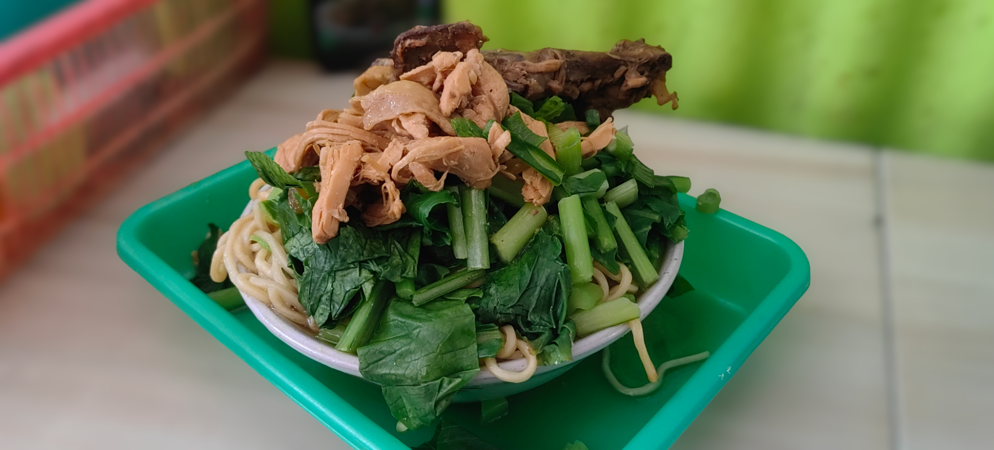 Enggak Masuk Akal, Mie Ayam Ini Porsinya Jumbo Disajikan Dalam Satu Baki