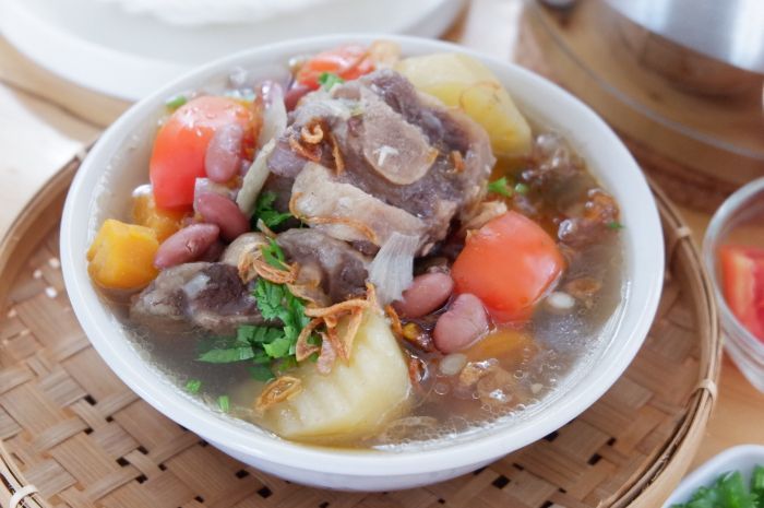 Rahasia Masak Sop Buntut Sapi Empuk dan Cepat Matang, Gak Perlu Rebus Sendok