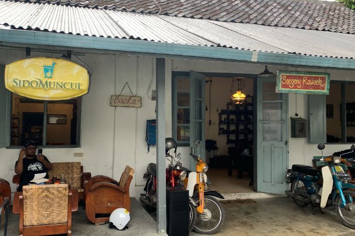 Sensasi Ngopi di Cangkrukan Ningsih Kota Blitar, Serasa Dibawa Nostalgia ke Tahun 90-an