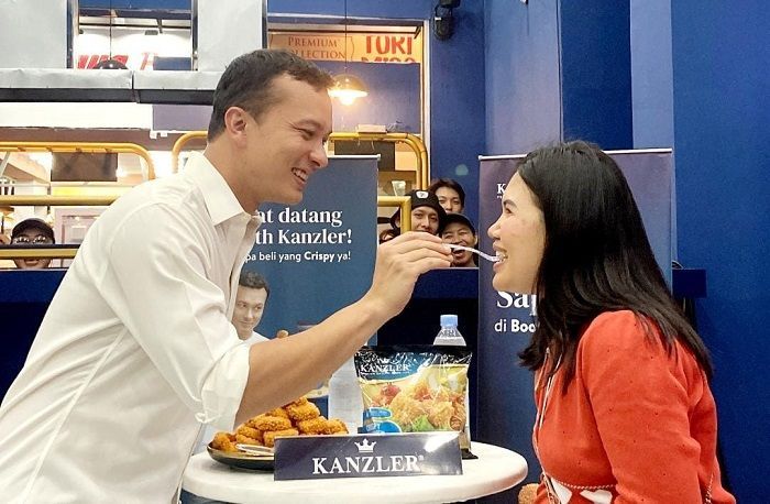 Momen Nicholas Saputra Suapin Fans Crispy Nugget di Booth Kanzler PRJ 2023, Sampe Gak Bisa Tidur!
