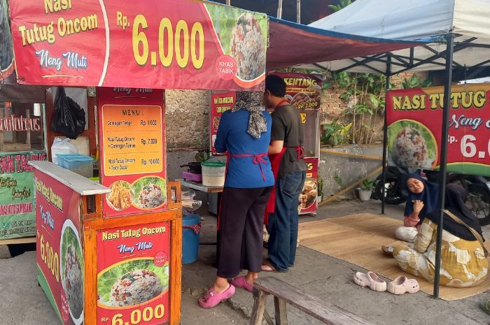 Mencicipi Nasi Tutug Oncom Teh Muti, Incaran Pemburu Sarapan yang Sejak Jam 6 Pagi Sudah Kedatangan Pelanggan