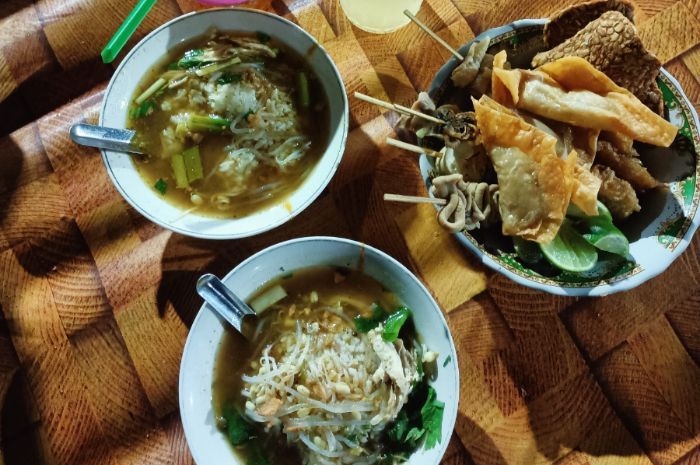 Cobain Kuliner Malam Soto Gereja yang Tak Pernah Sepi, Belum Buka Antrian Sudah Ratusan!