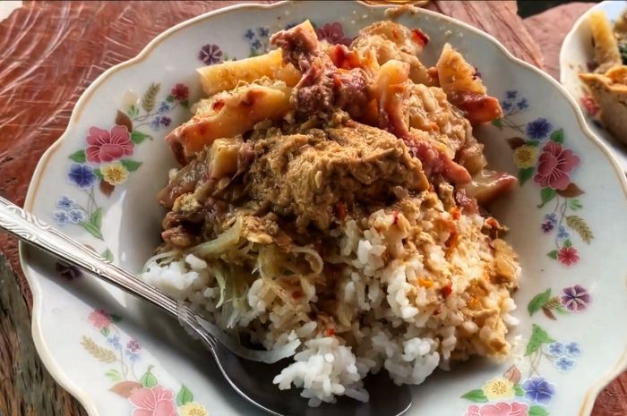 Sambel Tumpeng Koyor Mbah Rakinem: Kuliner Khas Salatiga yang Menggoda Selera Sejak 1950