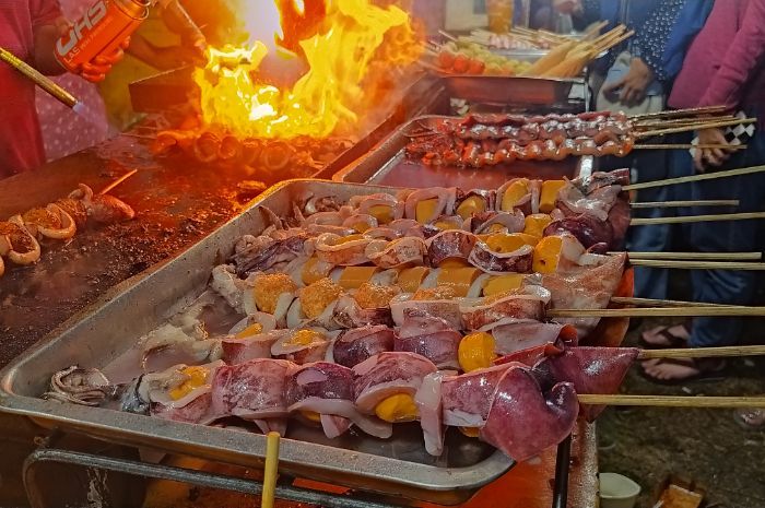 Jajan Street Food Ala Korea di Bengkulu, Sate Cumi Bakar Mix Sosis Bakso Jadi Favorit Pengunjung