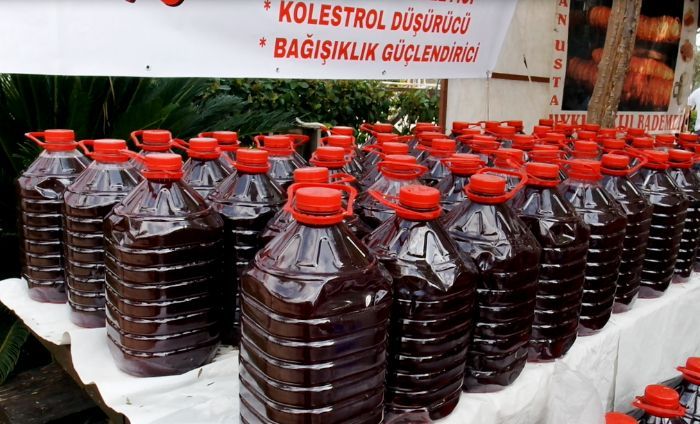 Segarnya Salgam Suyu, Jus Tradisional Turki yang Terbuat dari Fermentasi Wortel Hitam 