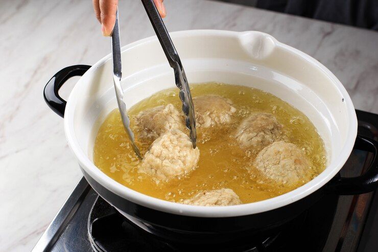 5 Tips Menggoreng Makanan untuk Pemula, Perhatikan Minyak dan Api Kompor