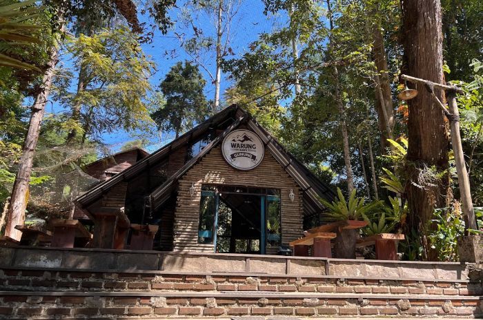 Nongkrong di Warung Kopi Gunung, Serasa Ngopi di Tengah Hutan, Homey Banget!