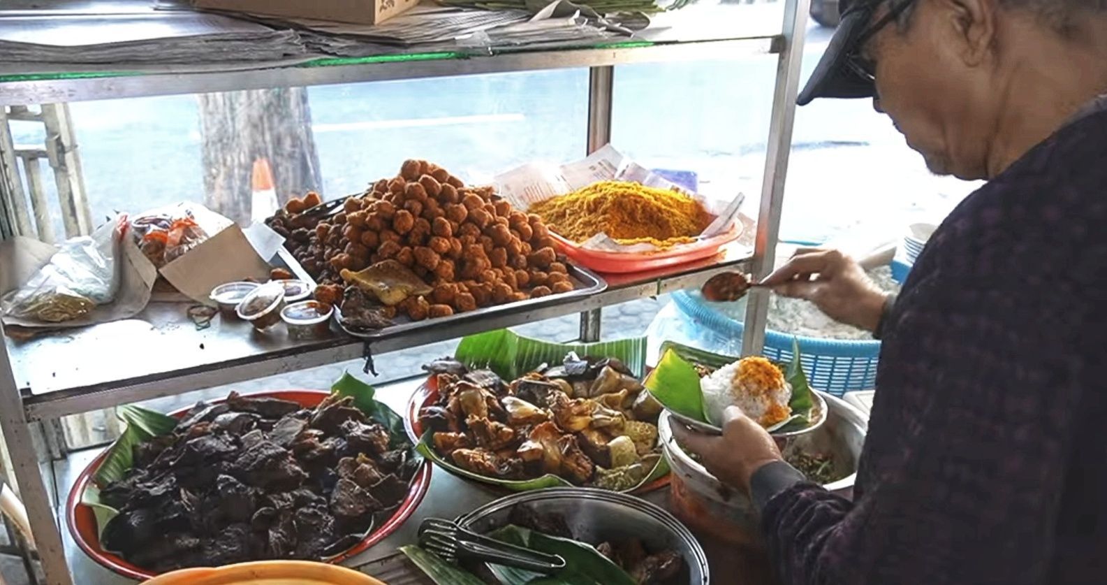 Cicipi Makanan di Nasi Punel Bu Hj. Lin, Kelezatan Wisata Kuliner Khas Pasuruan