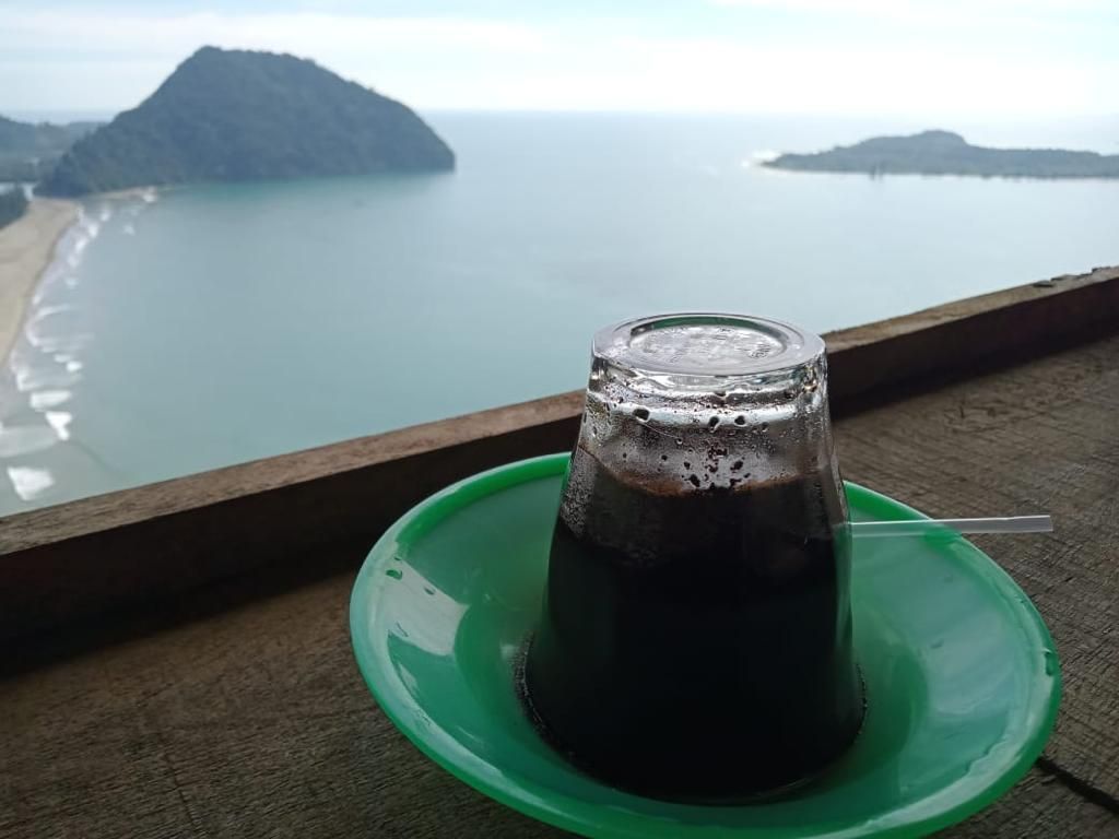 Sensasi Unik Menikmati Kupi Khop, Minum Kopi dengan Gelas Terbalik di Aceh