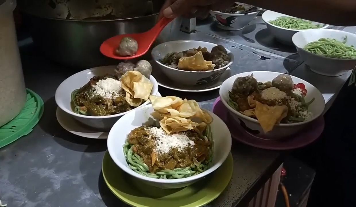 Lezatnya Mie Pangsit Ijo Tri Lestari di Parepare Terbuat dari Daun Bayam, Ramai Peminat