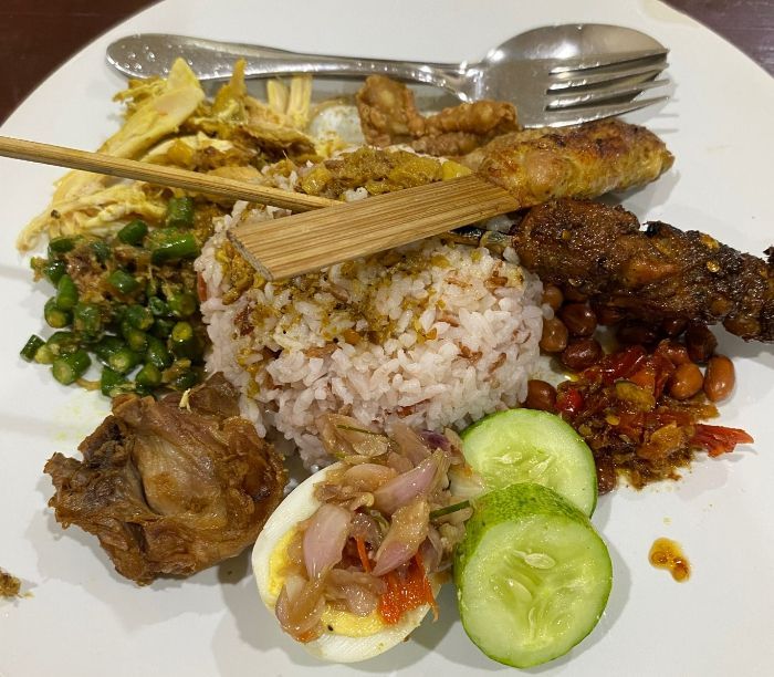 Berburu Kuliner di Warung Bali Pak Gede, Rekomendasi Nasi Campur Halal yang Ada di Jakarta