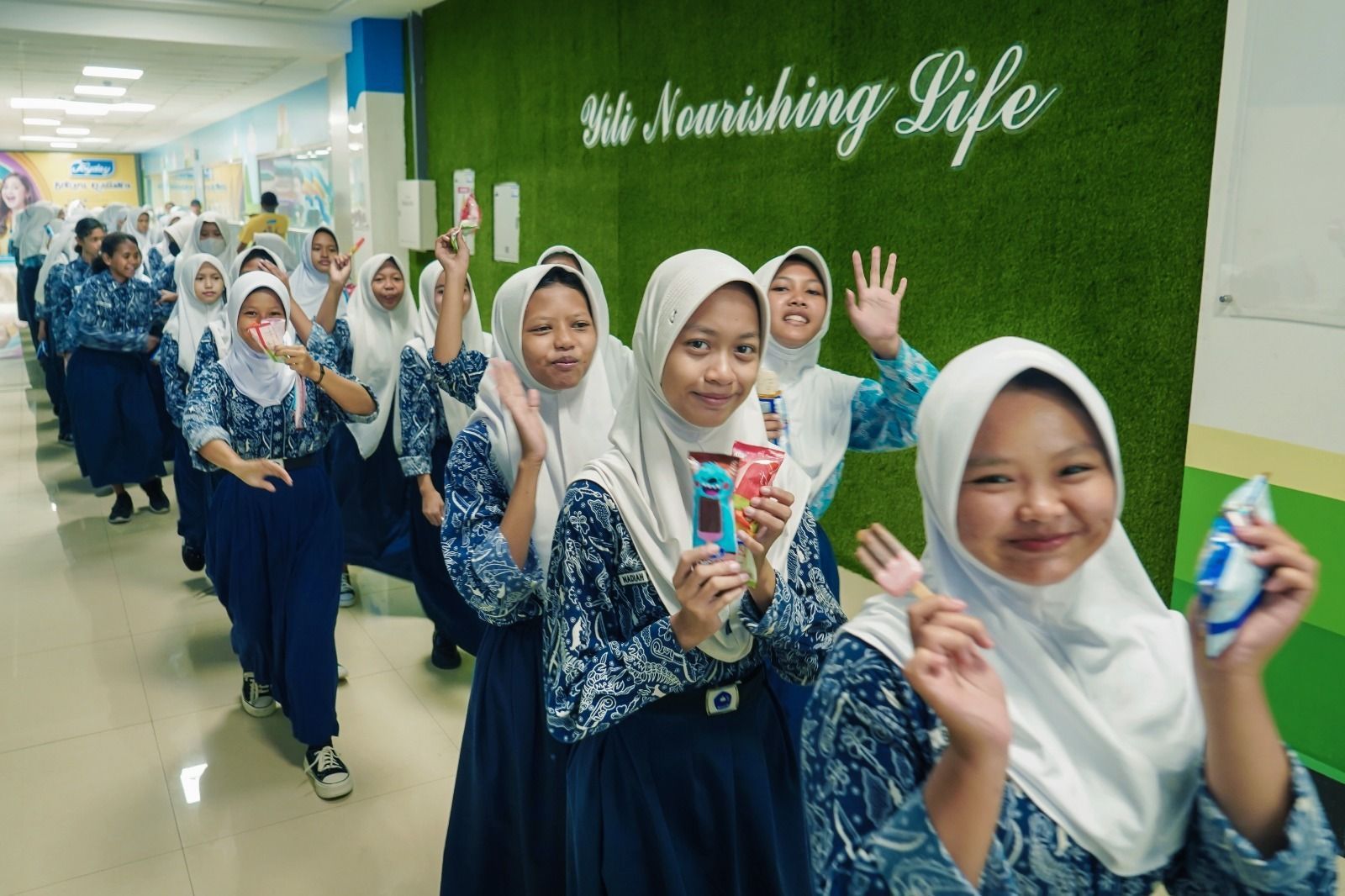 Siswa Sekolah di Bekasi Gerebek Pabrik Es Krim Paling Beken, Gimana Keseruannya?