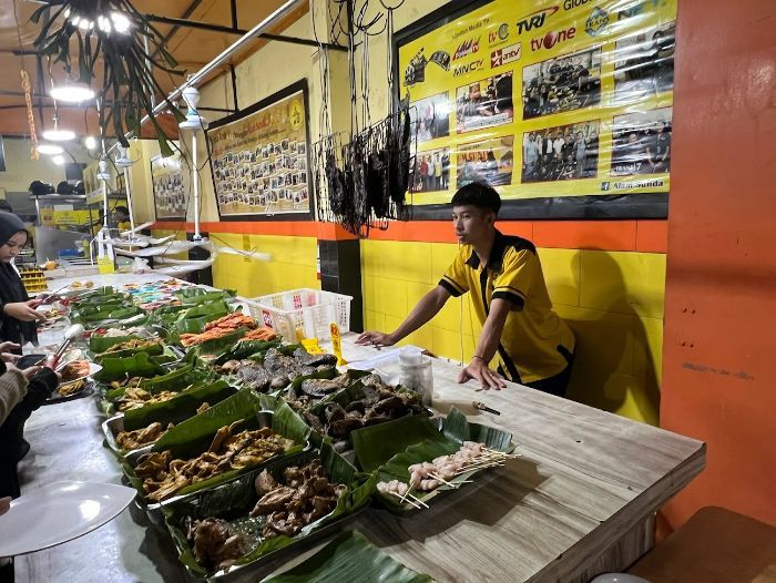 Selalu Ramai Pembeli, Warung Nasi Alam Sunda Sajikan Aneka Sambal Lebih dari 20 Macam!