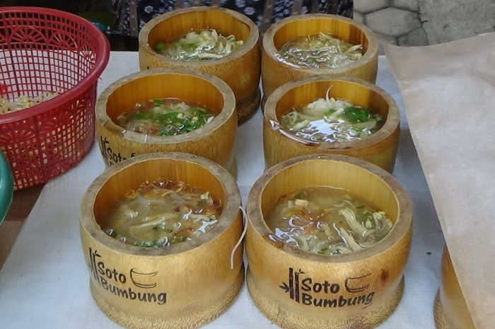 Nikmatnya Soto Bumbung, Disajikan Dalam Mangkuk Bambu Bikin Panasnya Awet