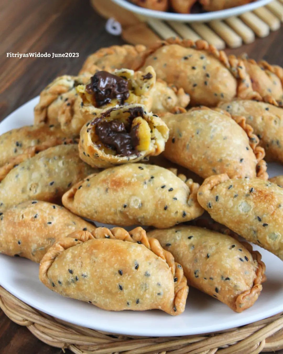 Cara Membuat Pastel Pisang Cokelat Renyah dan Lumer