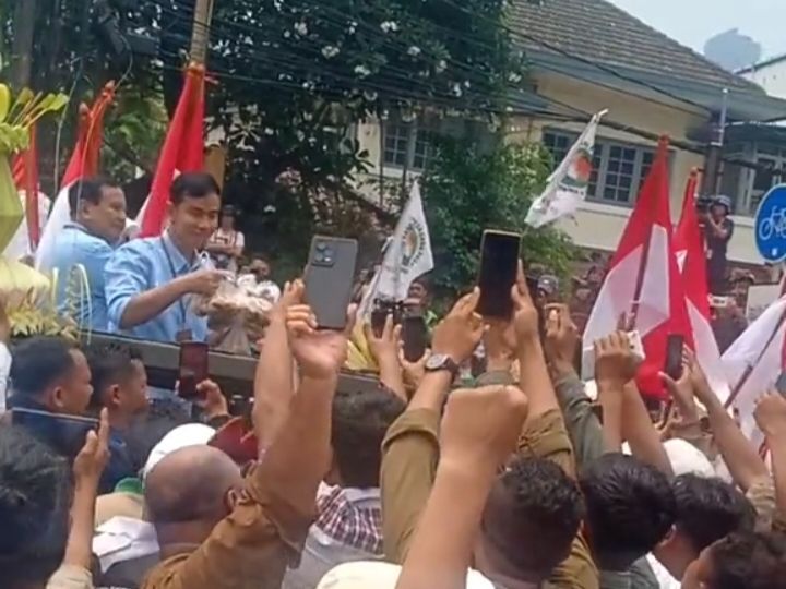 Momen Gibran Tawarkan Tahu Sumedang kepada Relawan sebelum Daftar Pilpres