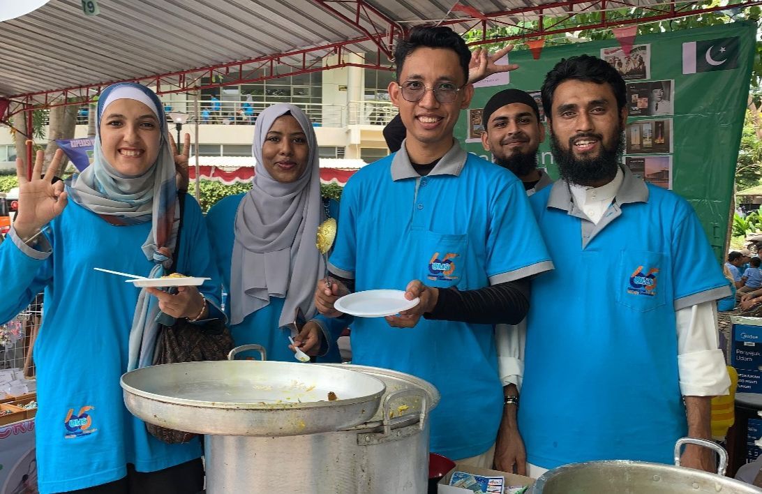 Mahasiswa Asing Kenalkan Makanan Khas Pakistan di Bazar Hari Jadi ke-65 UMS