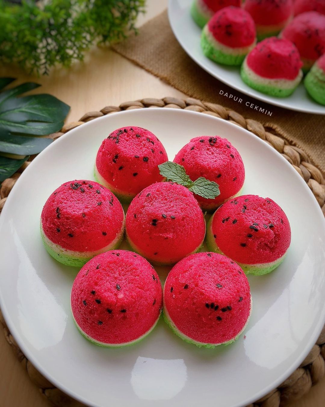 Cara Membuat Bolu Kukus Semangka Lembut, Ini Resepnya!