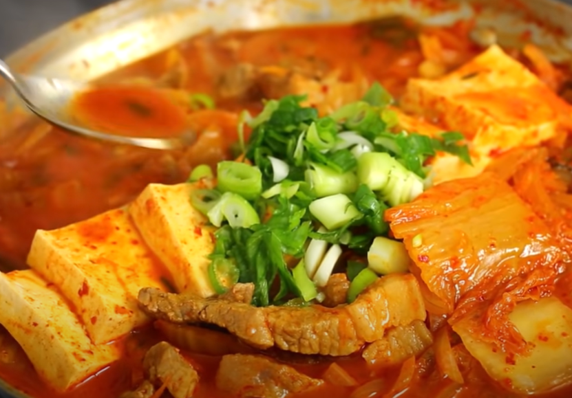 Mengenal Kimchi Jjigae, Hidangan Hangat Khas Korea yang Cocok Saat Musim Hujan