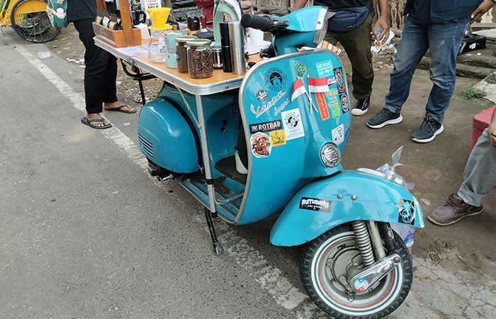 Unik! Vespa Tua Disulap Jadi Kopi Keliling di Sumenep