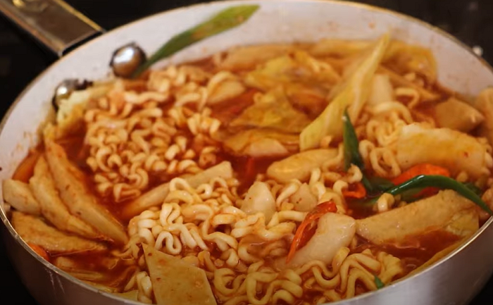 Rabokki, Kombinasi Ramen dan Dukboki yang Cocok untuk Teman Nonton Drakor 