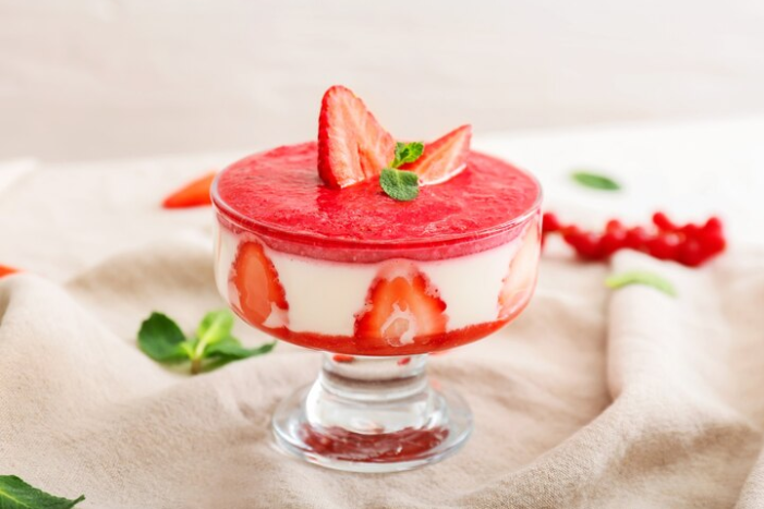 Resep Dessert Panna Cotta Stroberi: Setiap Suapan seperti Liburan ke Italia