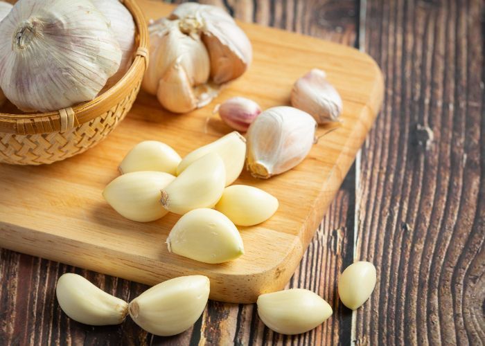Manfaat dan Resiko Mengkonsumsi Bawang Putih Mentah