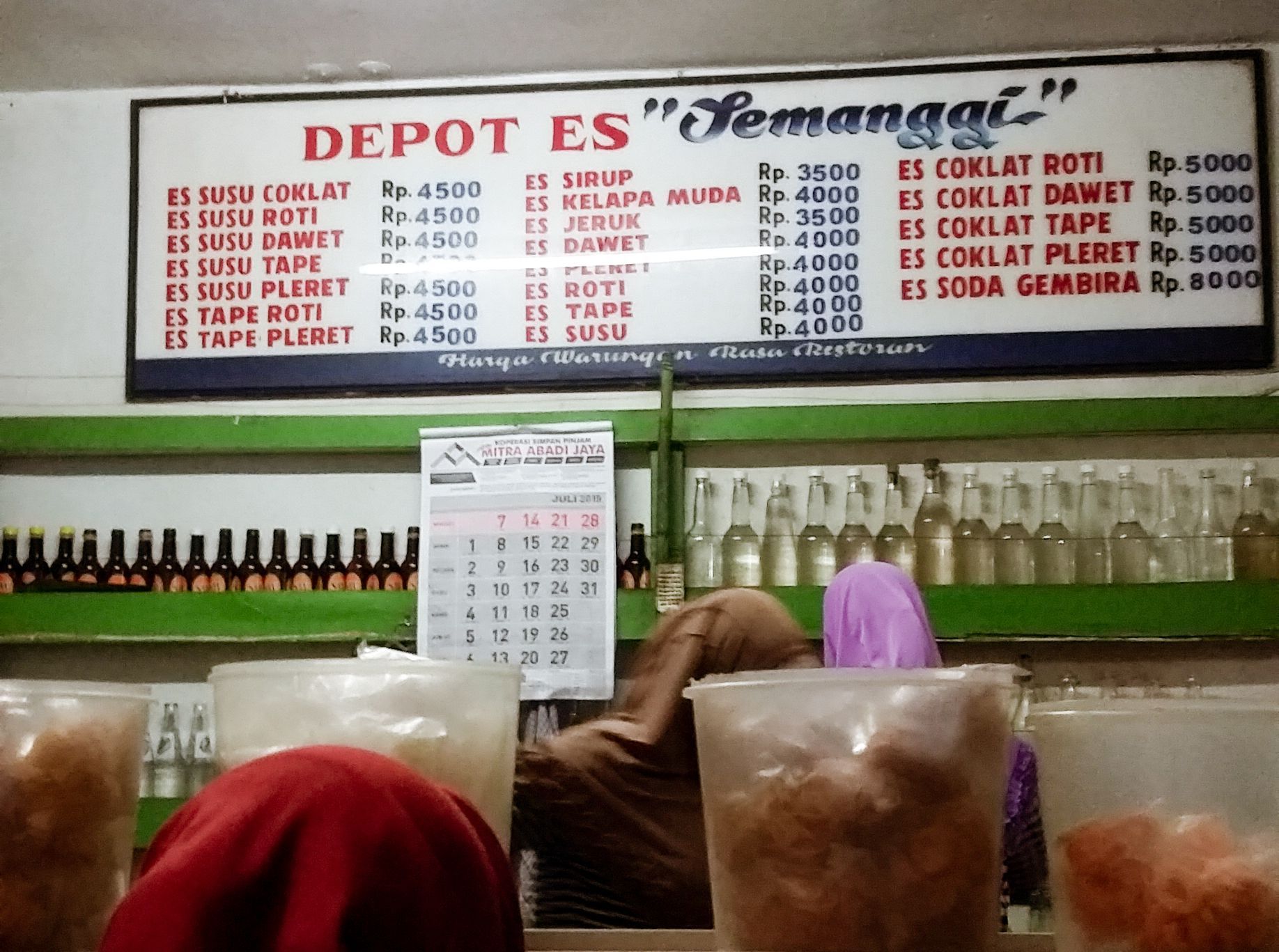 Tersembunyi Namun Ramai Pembeli, Depot Es Semanggi Jadi Incaran Warga
