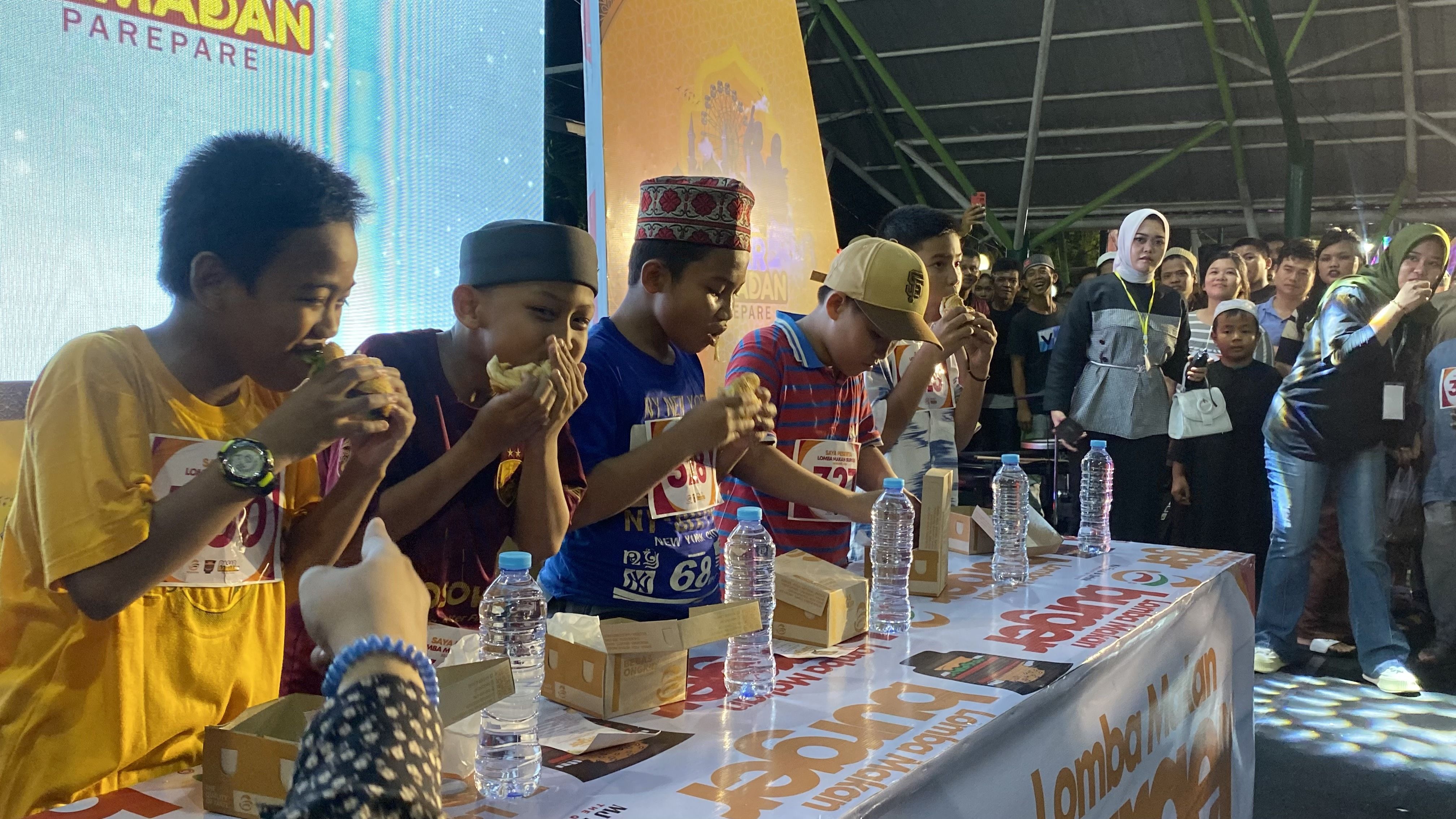 Mencari Gigitan Tercepat, Sensasi Seru di Lomba Makan Burger Pasar Ramadhan Parepare