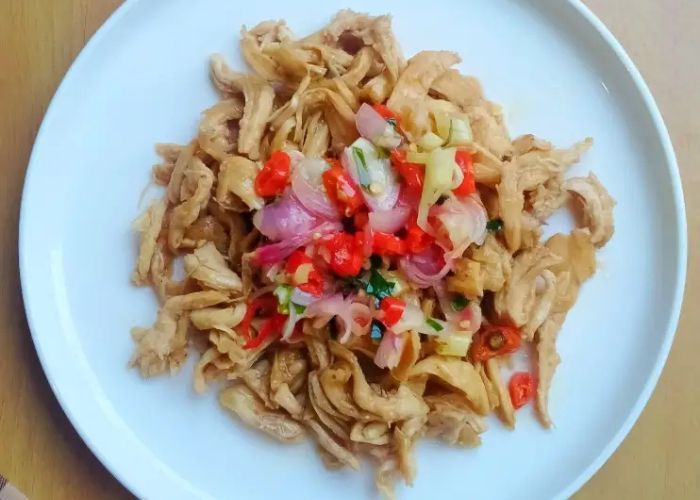 Bosan Makan Daging saat Lebaran? Yuk Coba Resep Menggugah Selera Ayam Suwir Sambal Matah