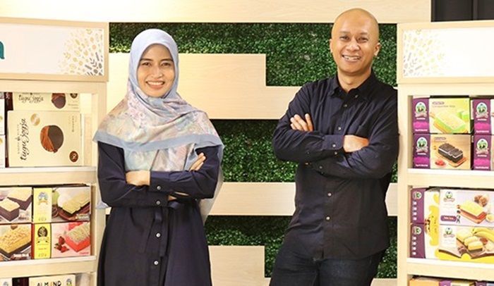 Keren, Pasangan Ini Memiliki Omzet Puluhan Miliar Bermodal Mixer Pinjaman Orang Tua Berjualan Lapis Kukus