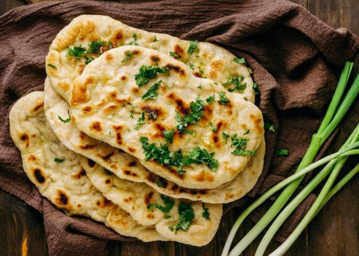 Mengenal Naan, Roti Pipih Asal India Berusia Ratusan Tahun dengan Saus Rempah Khas