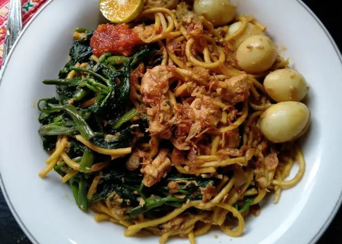 Cara Membuat Mie Goreng Kangkung Terasi yang Nikmat, Simpel dengan Citarasa Unik