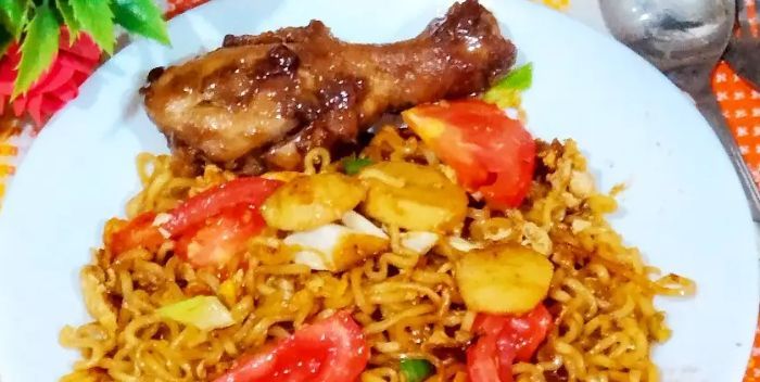 Malam-malam Laper tapi Mager? Yuk Masak Mie Goreng Bakso Telur yang Simpel dan Nikmat di Rumah