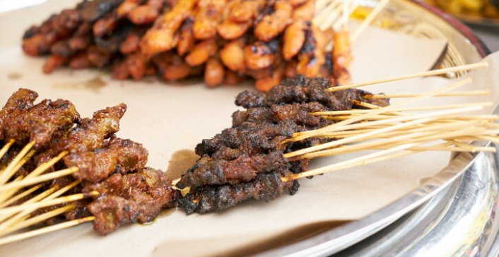 Tips Biar Tusuk Sate Gak Mudah Terbakar Saat Mengolah Daging Kurban