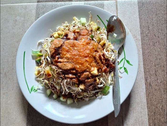 Mencicipi Menu Sarapan Berat Nasi Lengko ala Kota Tegal