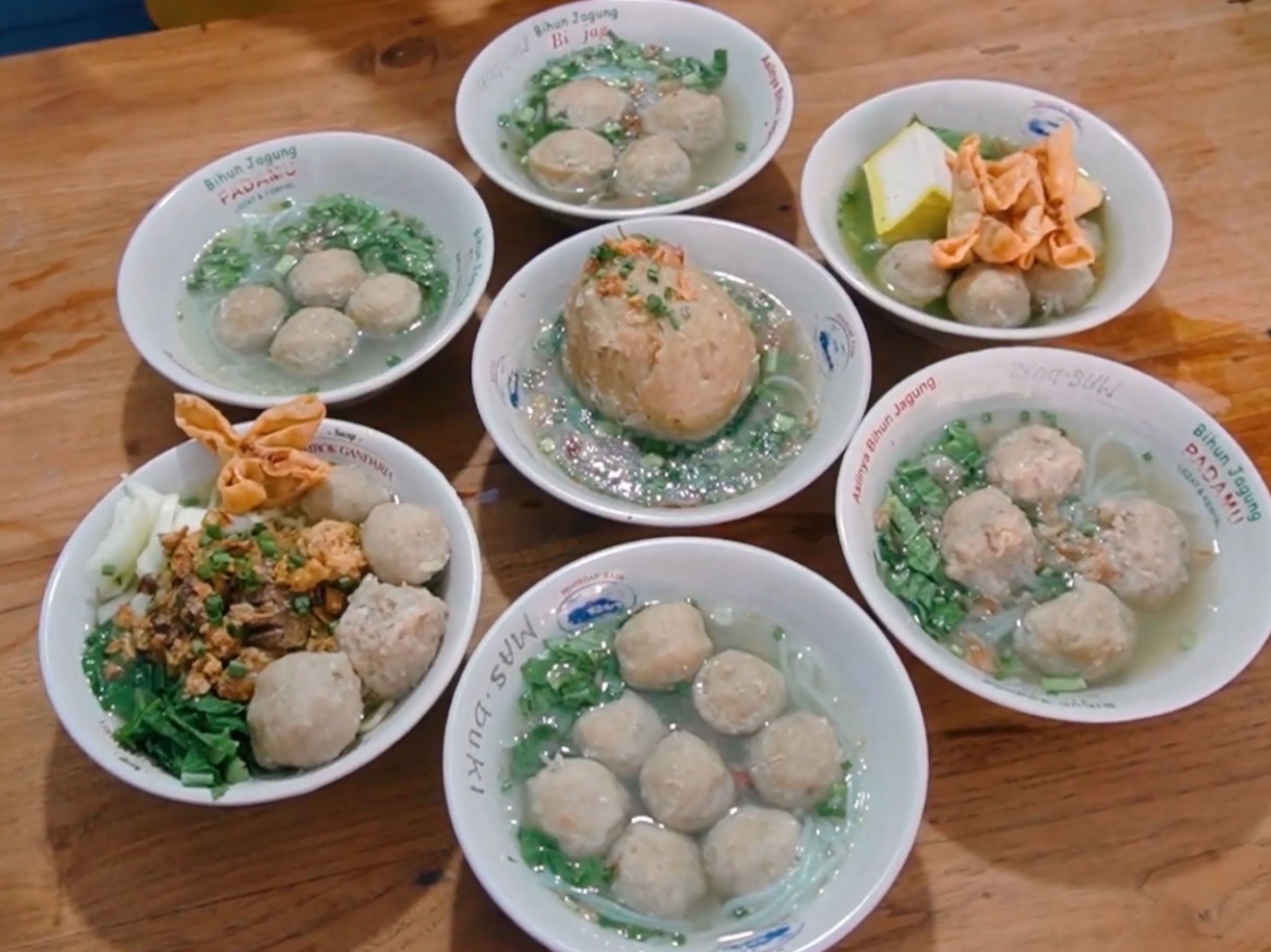 Bukan Gimmick, Warung Makan di Kediri Ini Jual Bakso Cuma Rp3.000