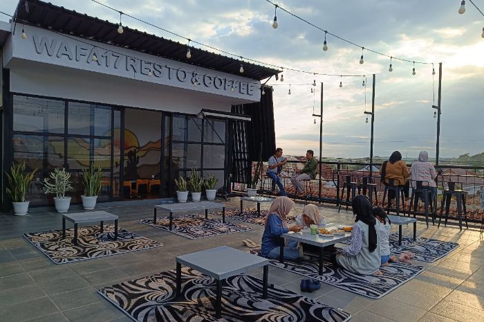 Ngopi di Cafe dan Resto Berlantai 4, Bisa Lihat Ikon Menara Air dan Pegunungan Argopuro dari Tengah Kota