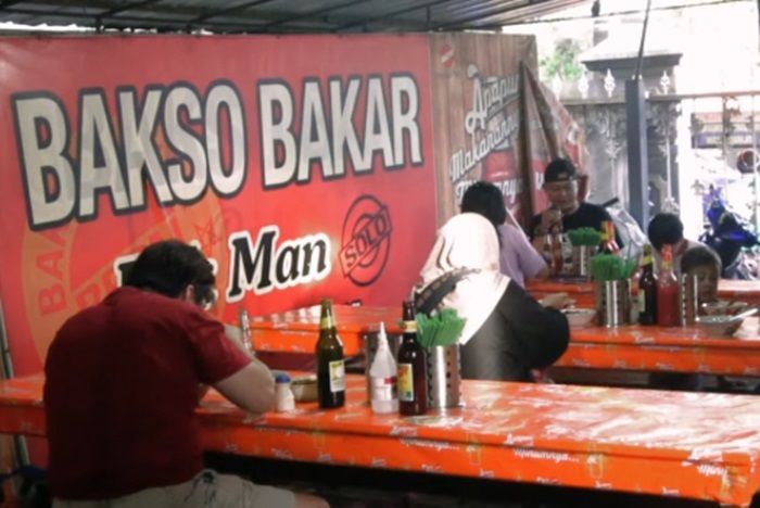 Menikmati Bakso Bakar Pak Man, Kuliner Legendaris Puluhan Tahun di Malang