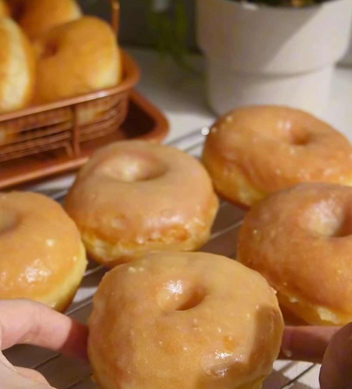 Empuk dan Tahan Lama, Ini Resep Donat Glaze Ala J.Co